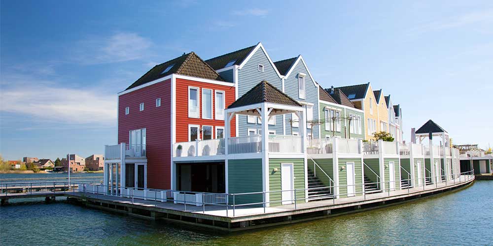 Schwimmende Holzhäuser in der Nähe der niederländischen Stadt Utrecht